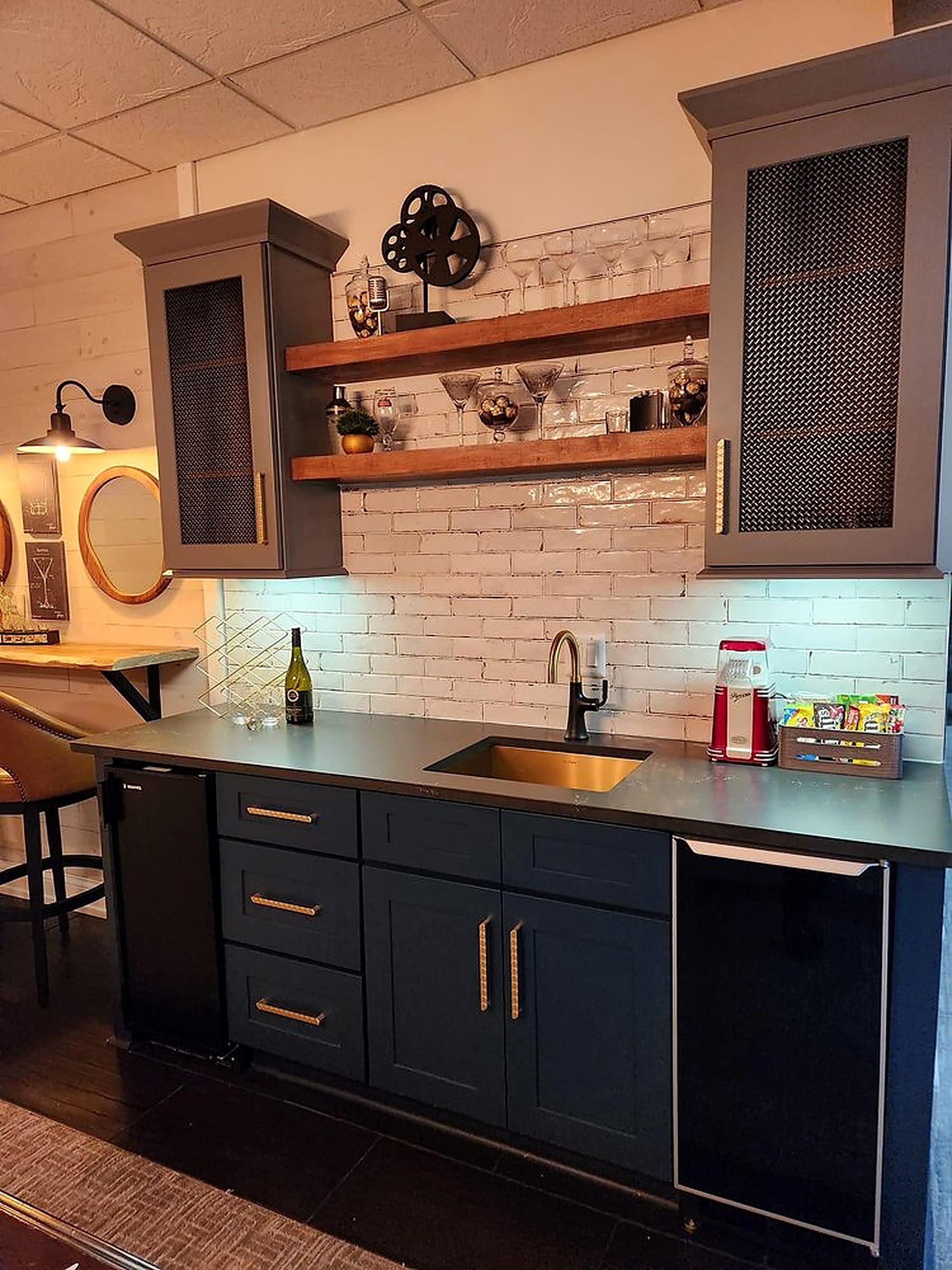 Lower level wet bar with quartz surface